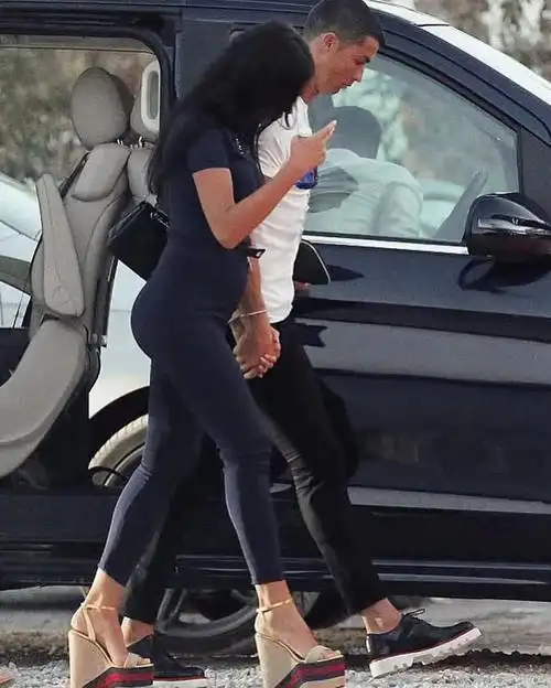 体现在个人生活上,就是直到现在也不结婚,无论是前女友伊莲娜,还是现