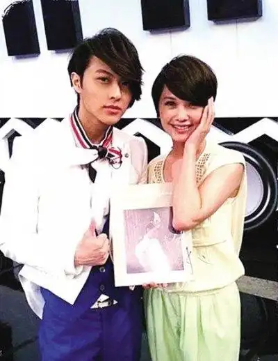 王子邱胜翊祝福前女友杨丞琳结婚,李荣浩前任陆瑶专注自己的心情