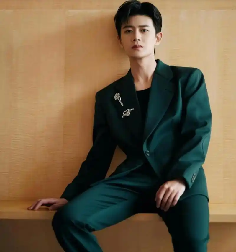 任嘉伦的西装造型太帅了,清新俊逸,容颜绝美,令人惊艳 .