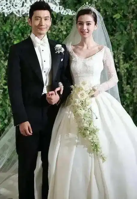 而杨颖也凭借攀上黄晓明这棵大树,在娱乐圈成为众多导演的"御用"女