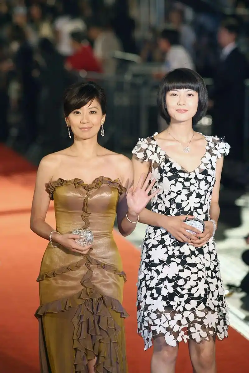 早期的贾静雯和高圆圆,这对组合,算不算是颜值爆表呢[左捂脸]?