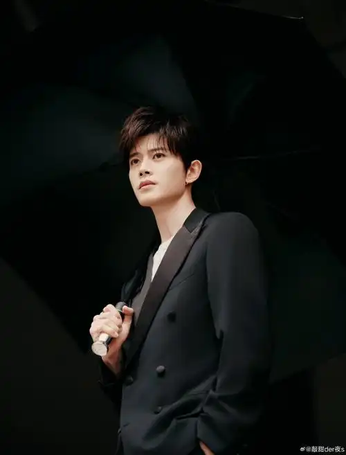 爱仕达品牌代言人任嘉伦##任嘉伦黑白配造型##任嘉伦