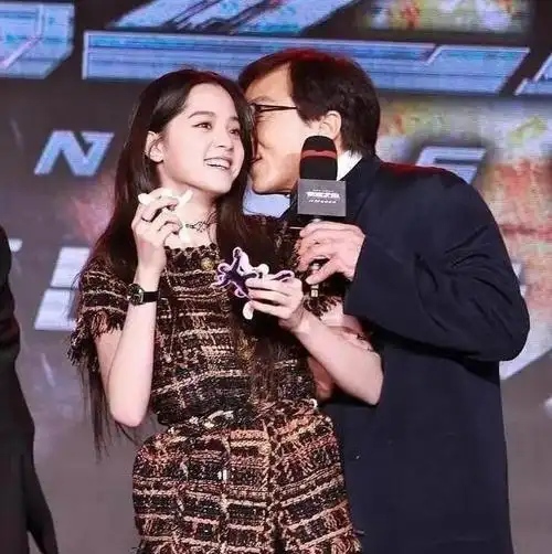 在宣传《绝地流亡》的活动上,成龙对当时处于巅峰地位的范冰冰毫不