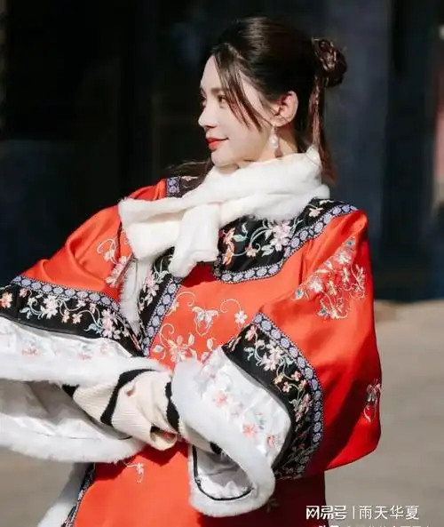 从沈梦辰分享的图片来看,当天她穿着红色古装