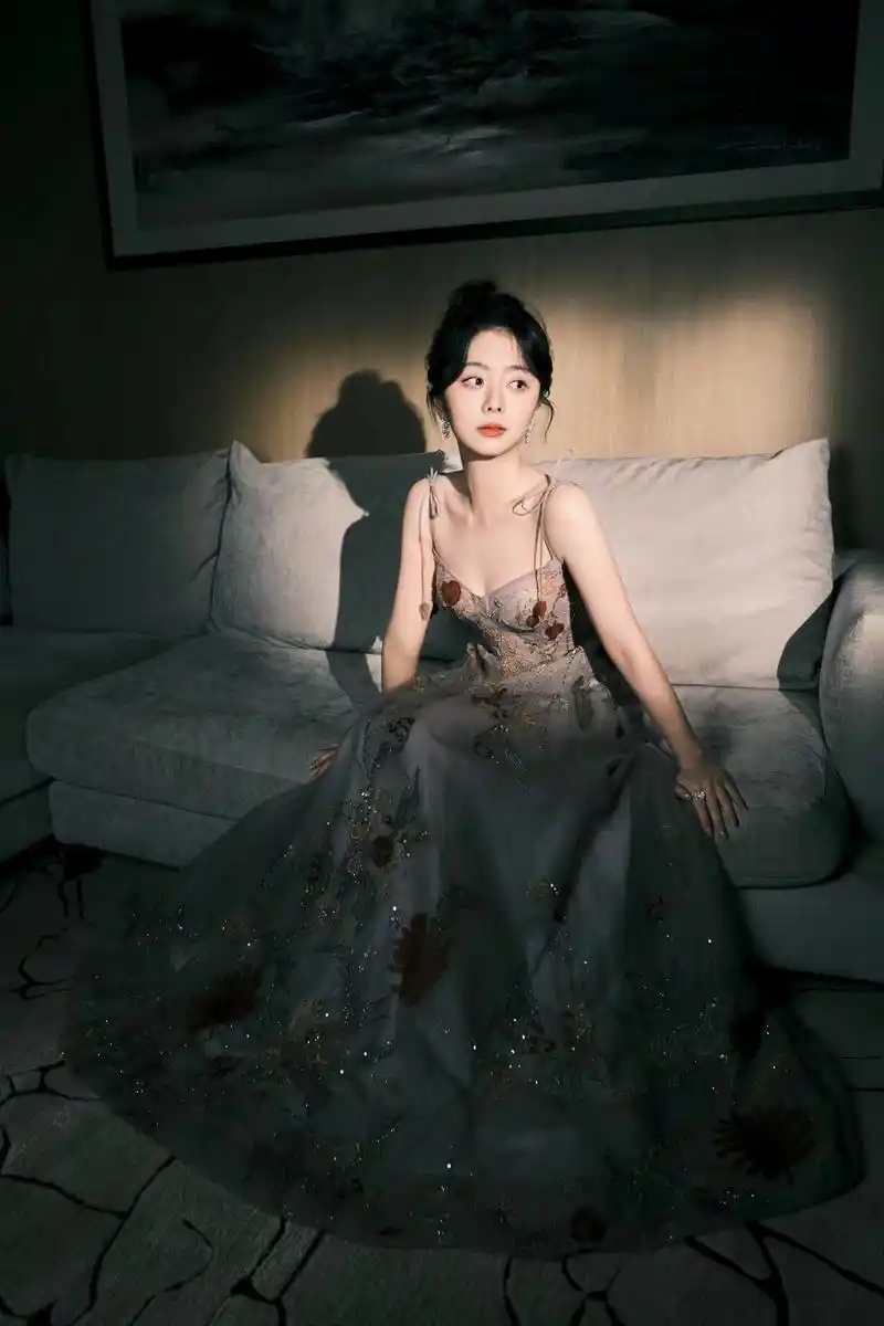 谭松韵出席中国电视剧年度盛典,穿一身刺绣吊带裙,清新又优雅!