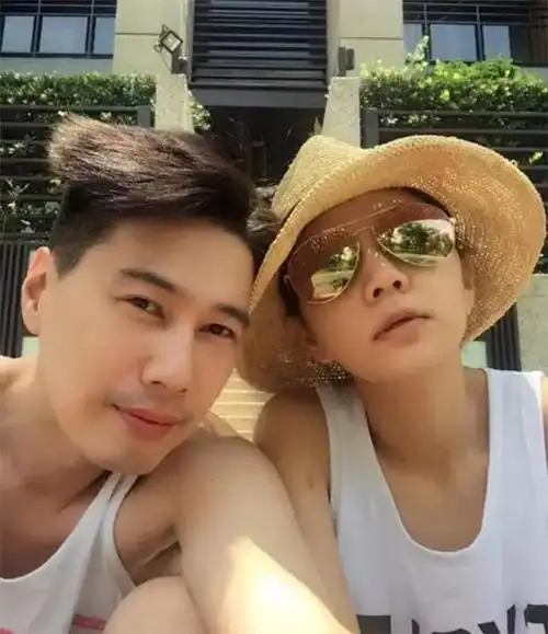 儿 在她平时的自拍中 她和老公赖斯翔的爱巢经常出现