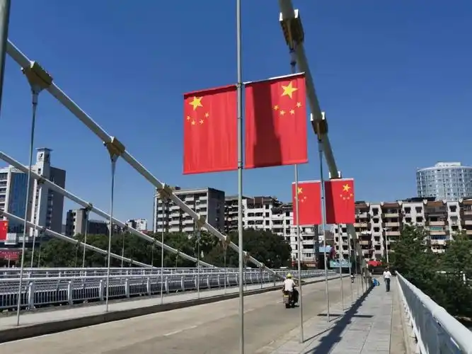 挂国旗迎国庆沙县街头尽显中国红