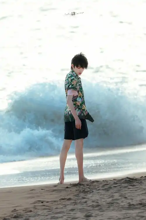 宋亚轩被埋在沙滩里##时代少年团今日海边路透##宋亚轩我们的客栈