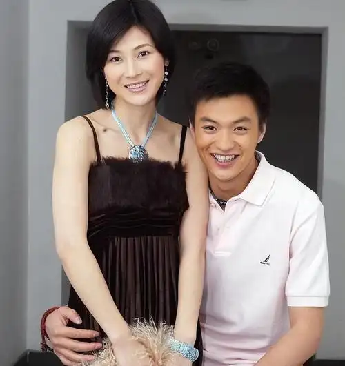 回顾亮剑女神童蕾情断周一围富商丈夫入狱3年她幸福吗