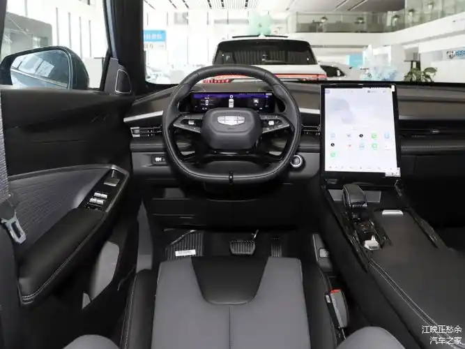 在设计上,吉利博越cool采用"starburst vision"设计语言,将车型的辨识