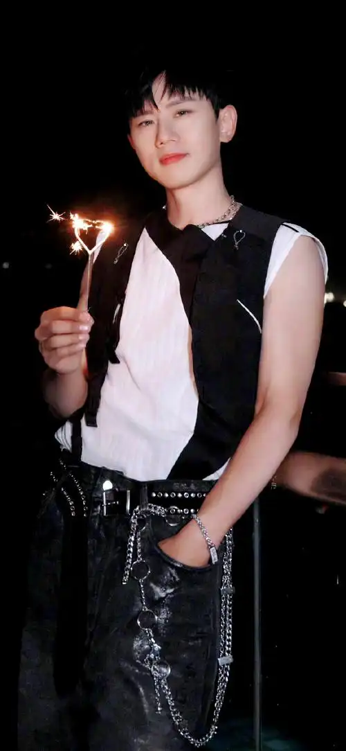 张杰超话#张杰未live巡回演唱会#【修-壁纸9p】满眼星辰,尽是烟火山野