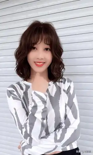 2021新年发型别乱剪,16款洋气烫发送给你,蓬松瘦脸又百变_全头