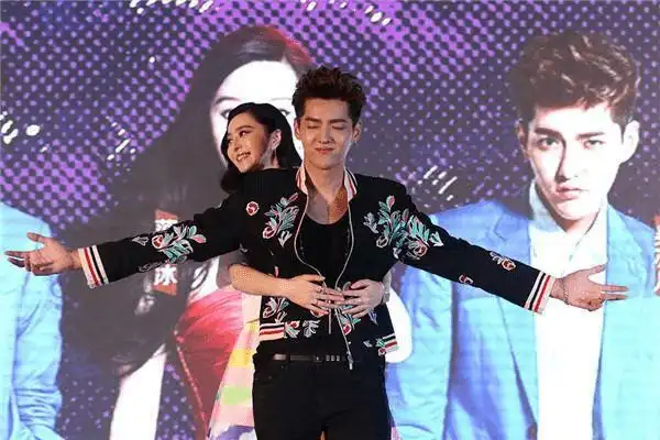 范冰冰,李冰冰则直接对吴亦凡献上公主抱.