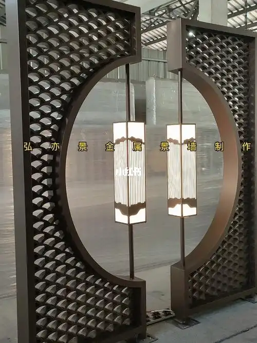 庭院半月门景墙,整体采用不锈钢制作,#庭院设计  #花园设计  #别墅