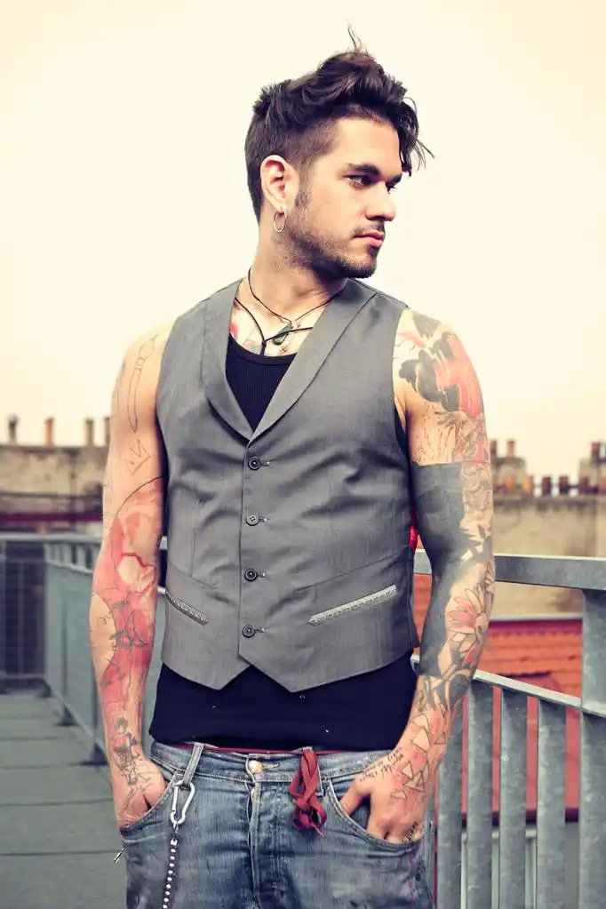 年轻的纹身男模特,年轻人纹身男模特在时装城外景拍摄期间摆姿势.