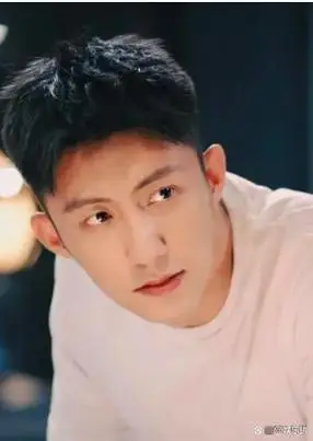 黄景瑜展现出了极具男人魅力的种种迹象,比如轻松地抱起张婧仪,将李沁