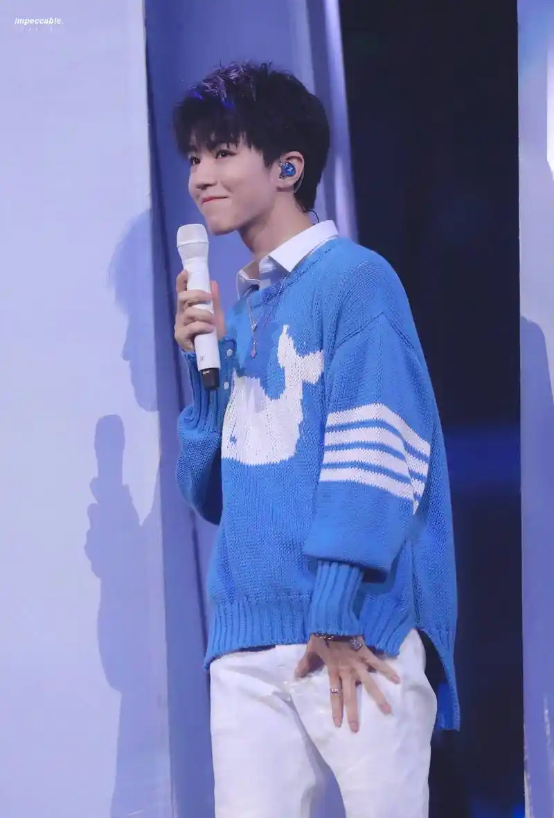王俊凯亮相湖南卫视2019年跨年演唱会,穿蓝毛衣搭配白裤子好帅气