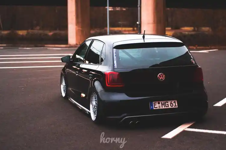 大众polo改装气动避震小编推荐台湾sf超低版桶身,提升舒适,完美低趴.