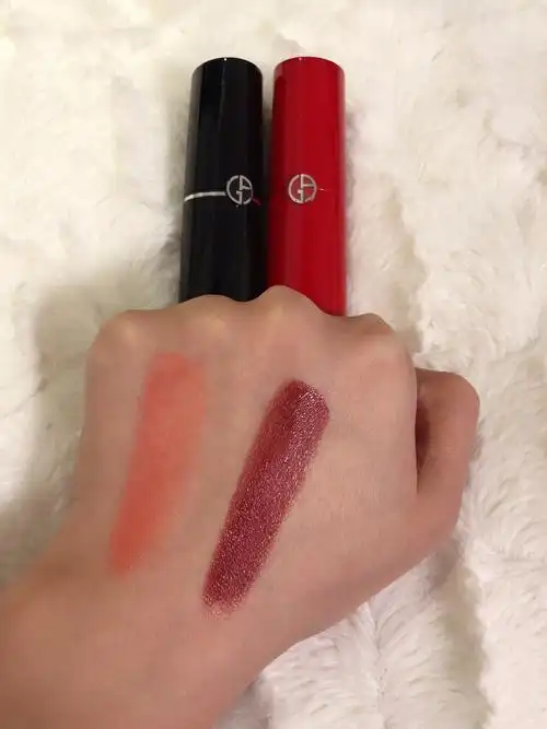 阿玛尼持色情迷口红203号色,暗红色,很黑暗的颜色,但是上唇没这么深