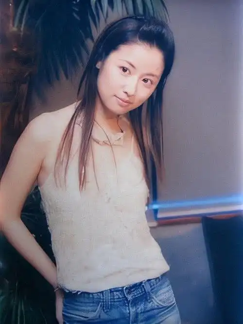 原创林心如早年素颜写真被修复吊带上衣配牛仔裤打扮平淡却很养眼
