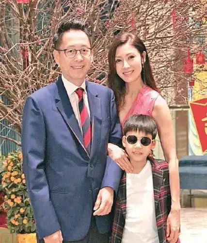 50岁李嘉欣近况曝光,与富豪老公现身马场,结婚12年一路十指紧扣