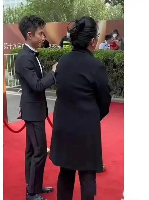 6位瘦成纸片人的男星文物脸骷髅脸筷子腿越看越奇怪