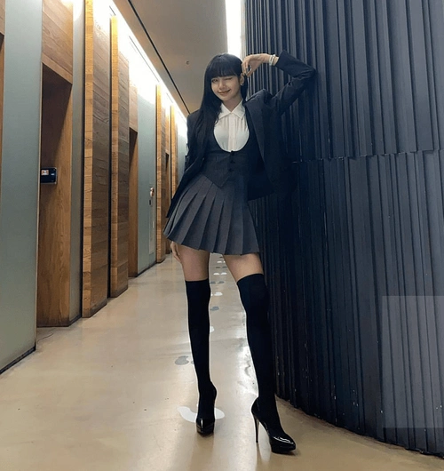 原创lisa挑战过膝袜166穿出170的比例这腿p都不敢这样p