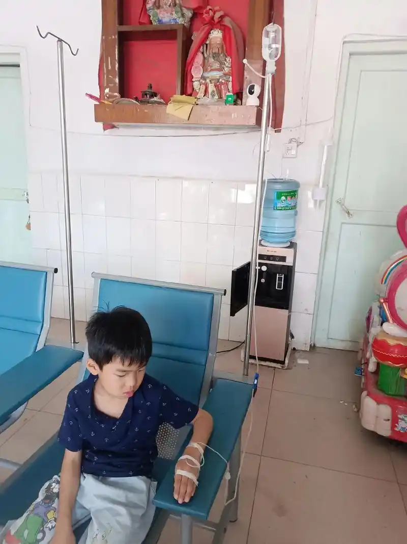 你生病,我心疼,你输液我陪伴,你安康我安.孩子生病是妈妈最大 - 抖音
