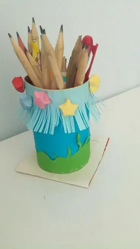 王家兴同学的玩具火车 董益彤同学的创意   通过学生的手工制作,发挥