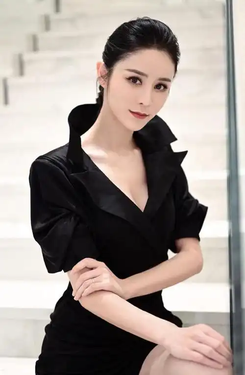 张馨月穿贴身礼服秀大长腿美得不可方物不愧是林峯老婆