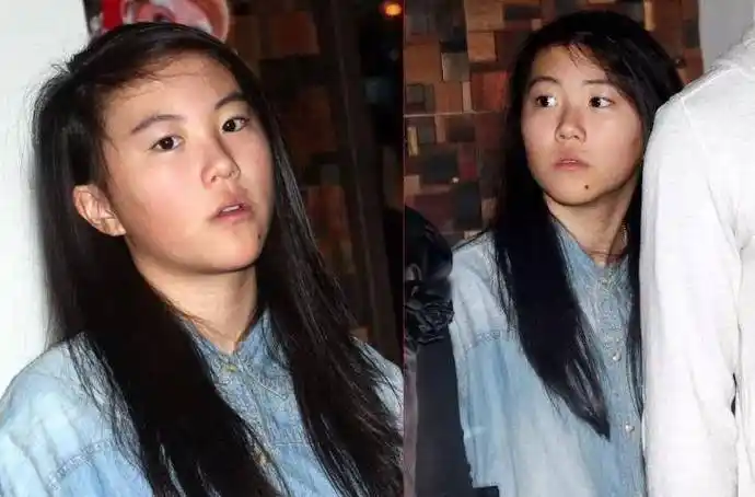 可窦靖童却做到了,她和两个妹妹相处很好,似乎有着这个年龄段不该有的