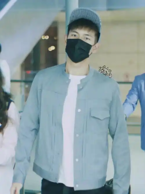 机场照好可爱的李现