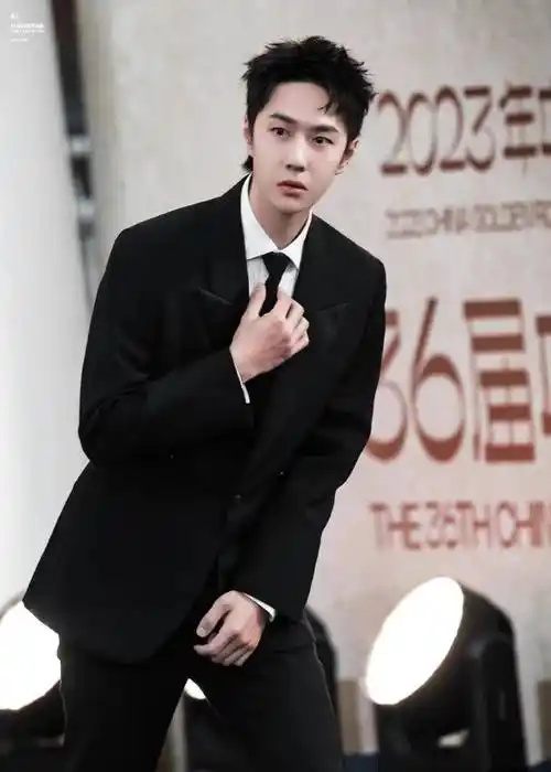 直播间爆料王一博身高体重,长高变瘦同步进行,粉丝:不吃了_品牌_运动