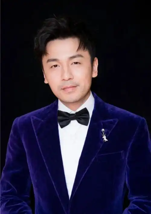 雷佳音老婆晒美照,穿黑丝秀大长腿似超模,10岁女儿身高近一米七|雷佳