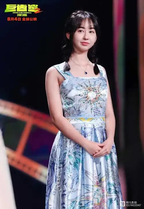 《巨齿鲨》中,大美女李冰冰面对鲨鱼灾难,先顾着保护女儿,蔡书雅和