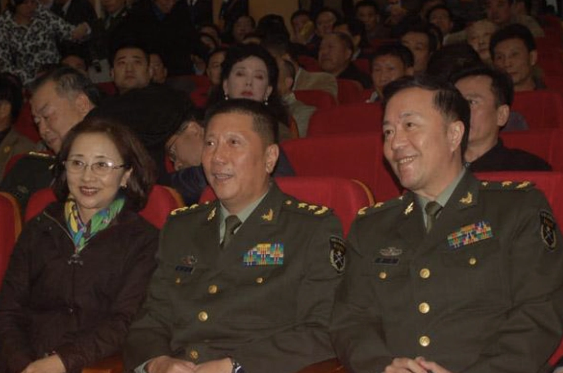 他是秦基伟的儿子,曾任东部战区陆军司令员,今年66岁,已退休