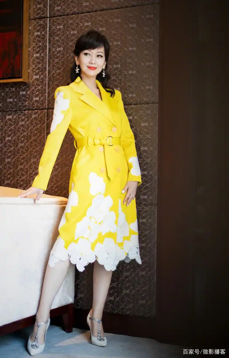 64岁赵雅芝晒新鲜美照,水仙花耳环点缀吸人眼球,一般人难以驾驭