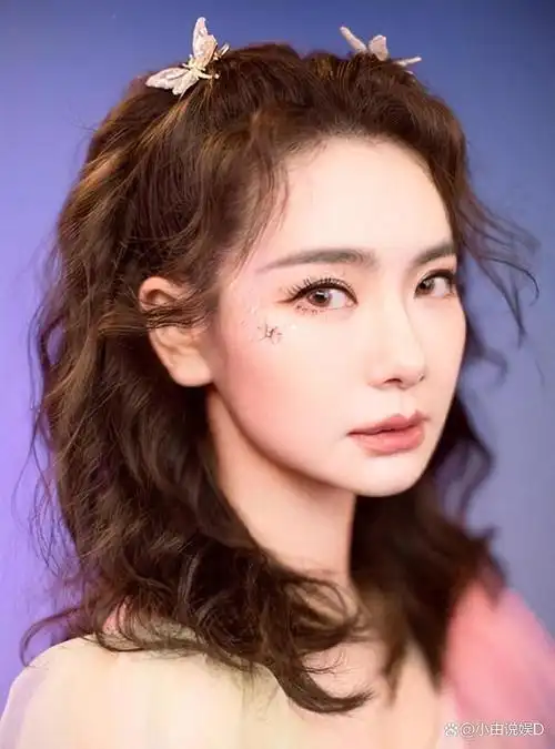 戚薇羊毛卷双马尾青春感满分,对镜比耶又甜又酷!