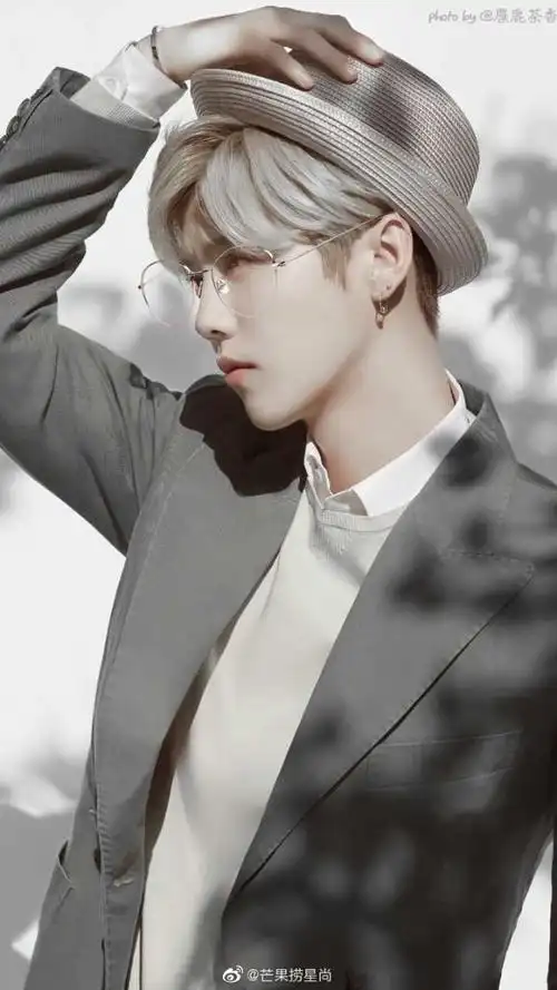 鹿晗各种眼镜杀 也别有一番风味哦