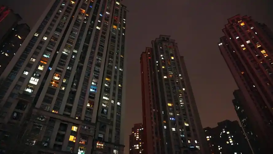 4k实拍城市夜晚住宅小区高层视频夏天夜晚视频