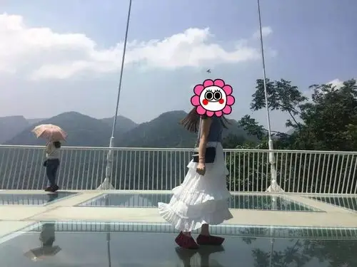 爆红的玻璃桥变偷窥桥爱穿裙子的顺德靓女要小心