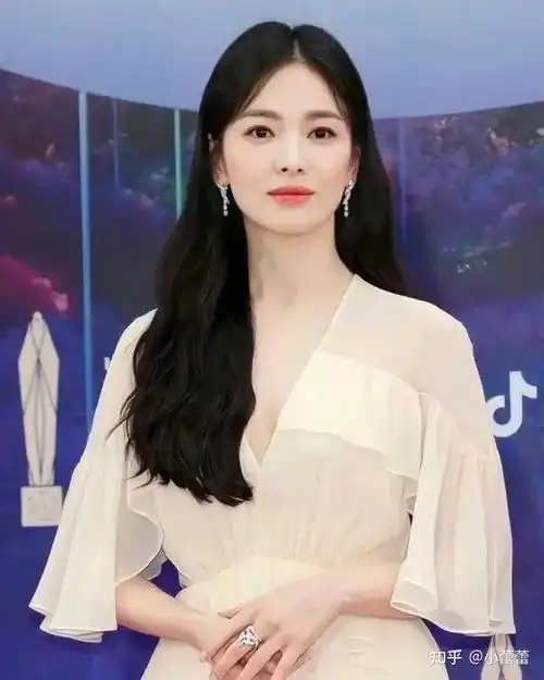 能够排在第三名也足以可见大家对宋慧乔美貌的认可,尤其是她是榜单中