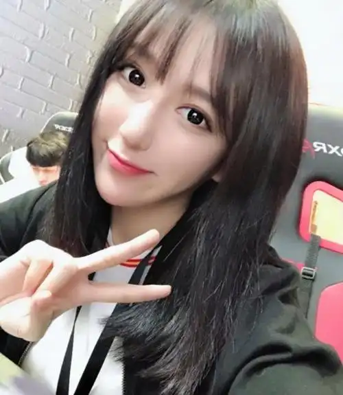 呆妹儿目前是斗鱼一名炙手可热的人气主播,主玩游戏绝地求生,初见呆妹