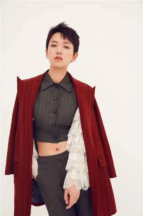 李晓峰不仅发布了第二支单曲加mv,由她参与主演的电影《芳华》更是