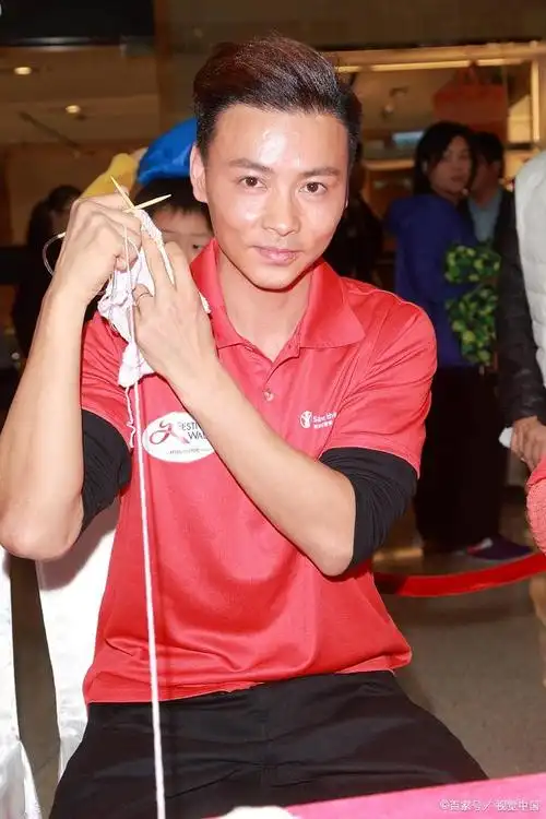 张晋拍戏不幸骨折,住进豪华病房仍保持乐观,蔡少芬暖心陪伴