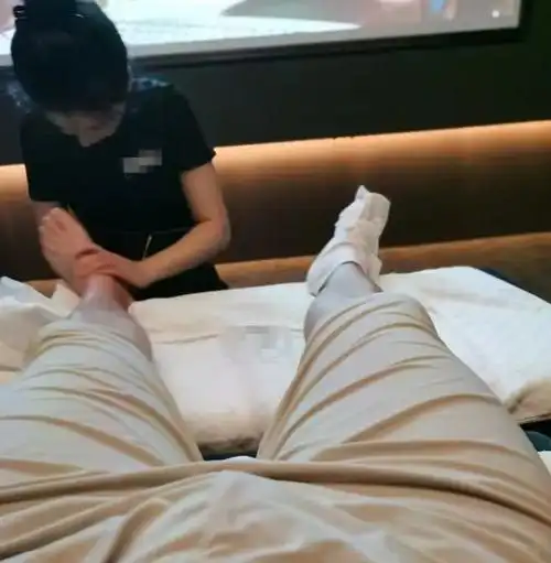 请客户按摩体验特别服务技师竟是自己老婆当着我的面摸来摸去