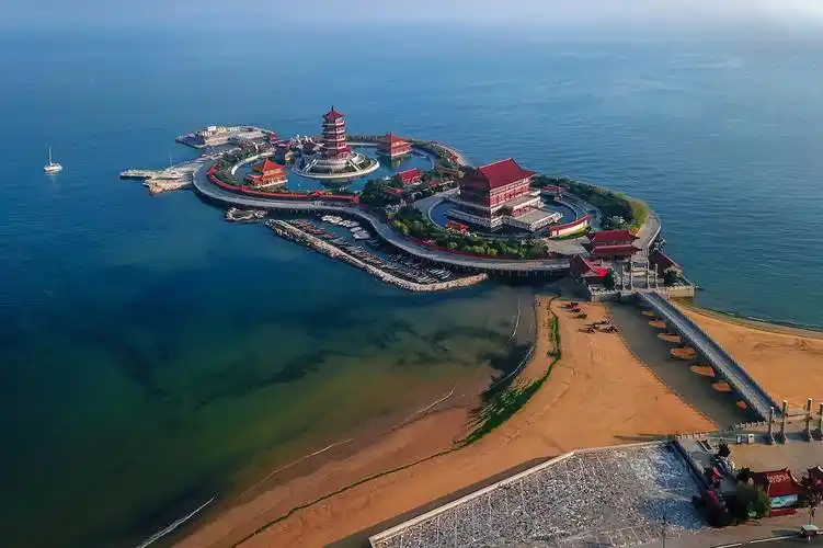 八仙过海景区位于山东省烟台市蓬莱区,景区形如宝葫芦横卧在大海之上