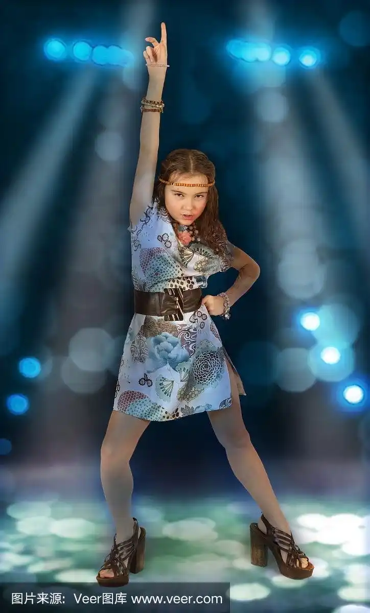小女孩穿着迪斯科风格的服装在舞台上跳舞