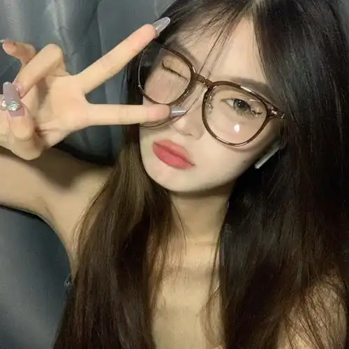 圆脸女孩大框眼镜