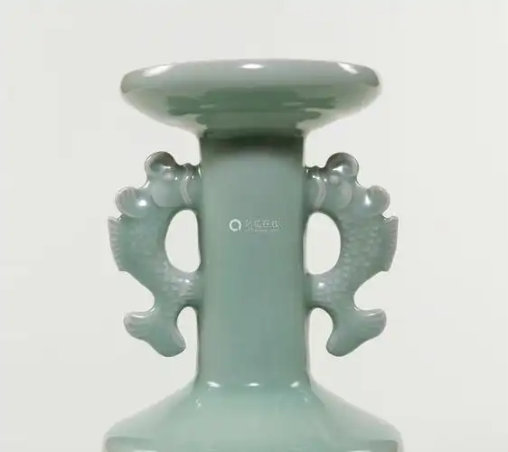 南宋龙泉窑粉青双鱼耳盘口瓶